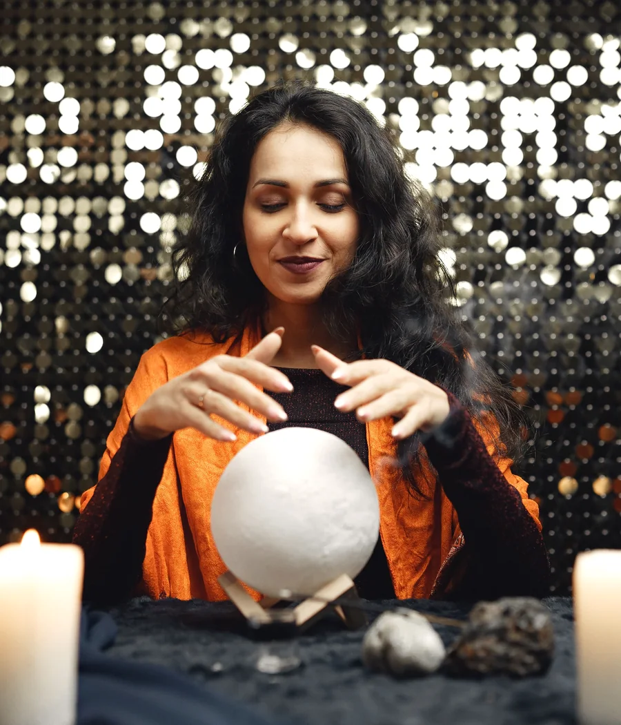 Séance de voyance à la boule de cristal, à la lueur des bougies